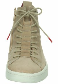 Beige läder hög-top sneaker med en texturerad yta, som har en central snörning, sidodragkedja och en röd accentetikett.