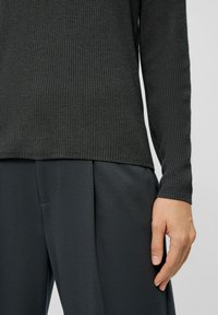 s.Oliver MANCHES RAGLAN - Trui - olivgrün