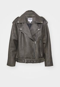 Brązowa kurtka motocyklowa z imitacji skóry z paskiem w talii, asymetrycznym zamkiem błyskawicznym, pagonami i usztywnionym kołnierzem. Posiada przednie kieszenie na zamek.