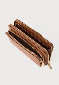 Braune Lederbrieftasche mit mehreren Fächern, strukturierter Außenseite, Reißverschlüssen in Goldoptik und einem glatten Innenfutter.