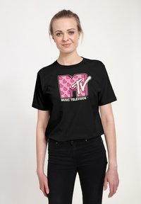 Sort bomulds t-shirt med et pink MTV-logo med hjerte mønster, korte ærmer og rund hals design.