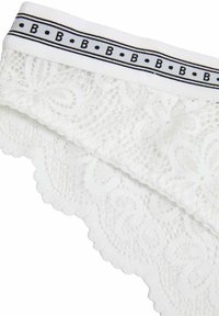 Białe koronkowe majtki z falbaniastym brzegiem, ozdobionym paskiem w niebieskie i czarne akcenty oraz kwiatowym wzorem na całej powierzchni.
