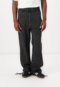 Atelier de roupa - FLAWED PANTS UNISEX - Pantaloni sportivi - black Immagine in miniatura 1