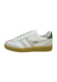 Zapatilla blanca con acento verde en el tal�ón. Está hecha de cuero y ante. Presenta dos rayas laterales y una suela de goma con un acabado texturizado.