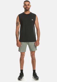 Quiksilver OMNI TRAINING - Pantalón corto de deporte - glw