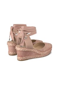 Sandali con zeppa, con tomaia in tessuto rosa, arricchiti da dettagli intrecciati e ritagli decorativi, completati da una suola in juta in stile espadrilla.