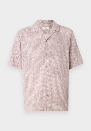 Chemise à manches courtes de couleur rose clair avec un motif floral géométrique. Présente un bouton devant et un col classique. Fabriquée en tissu doux.