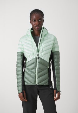 Leichte Kapuzenjacke in einem Farbverlauf von blassem Mintgrün zu Dunkelgrün, mit Chevron-Steppungen, Reißverschlusstaschen und elastischen Bündchen.