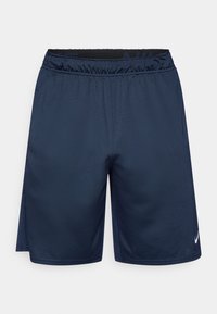 Μπλε ναυτικό αθλητικό σορτς με ελαστική μέση, πλαϊνές τσέπες με σχισμές και μικρό λευκό λογότυπο Nike στο κάτω μέρος του ποδιού. Ομαλή υφή υφάσματος.