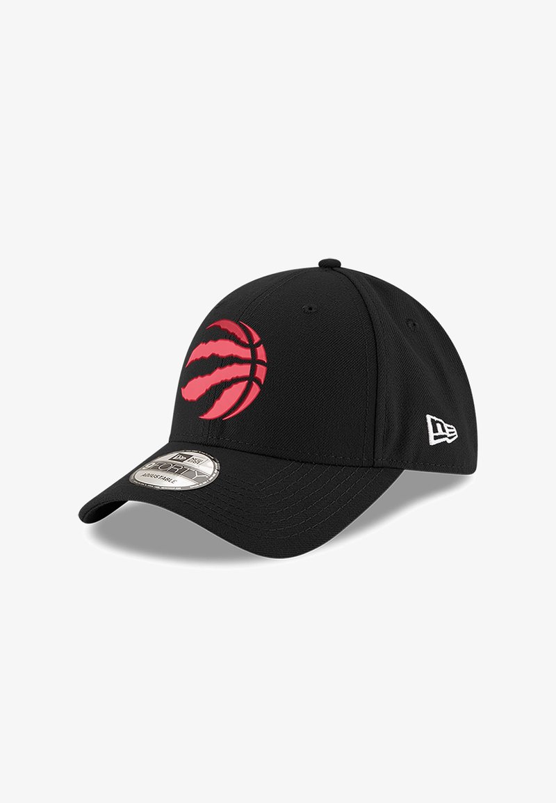 Schwarze Baseballmütze mit strukturierter Form, die ein Design aus einem roten Basketball und Kratzern auf der Vorderseite sowie ein kleines Logo an der Seite aufweist.