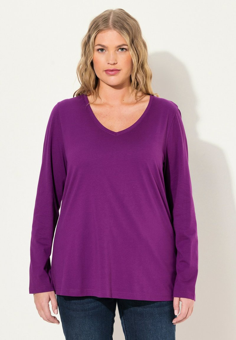 Fialový dlouhý rukáv top s V- výstřihem, vyrobený z měkké látky, s volným střihem a bez viditelných vzorů či akcentů.