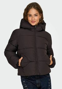 Melnas puffa jakas ar augstu apkakli un rāvējslēdzēja aizdari. Iezīmēts ar quilted sekcijām un sānu kabatām, izgatavots no gludas, struktūras materiāla.