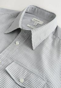 Camicia da uomo taglia media regular fit con motivo a quadri grigio e bianco, colletto con bottoni e tasca frontale.