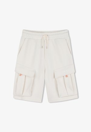 Shorts cargo écrus avec taille élastique, cordon de serrage, poches latérales, grandes poches à rabat avec boucles orange, et logo DKNY discret sur la poche gauche.