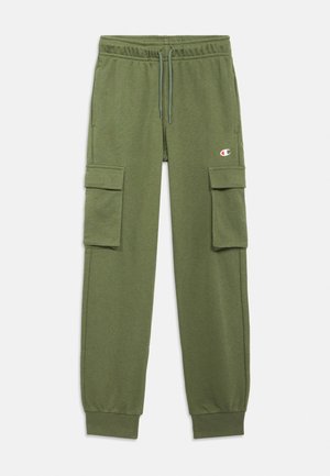 Pantaloni jogger cargo verde măsliniu, cu talie elastică, șnur, buzunare laterale cu clapetă, glezne tivite și logo mic Champion pe coapsa dreaptă.