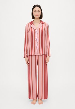 Set di pigiami a righe rosa e rosse con una maglia a bottone con colletto e dettaglio a papillon frontale, abbinato a pantaloni a gamba larga.