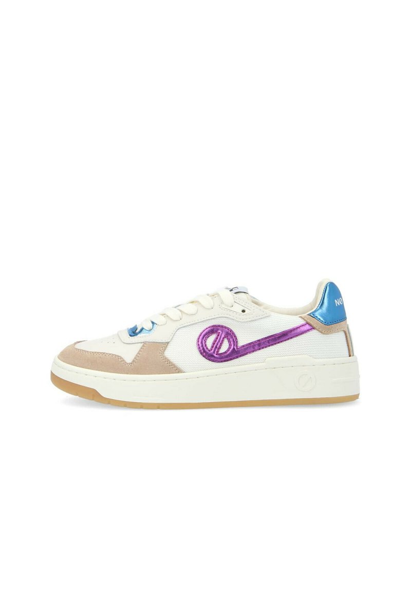 Des baskets avec une tige en toile blanche, des accents en suédine beige, des détails brodés bleus et violets, et une semelle extérieure en caoutchouc gomme.
