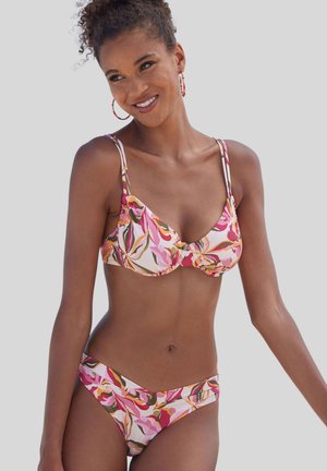 Bikini komplektas su gėlių raštu, kuriame dominuoja rožinė, oranžinė ir žalia spalvos. Minkšta medžiaga su reguliuojamomis petnešėlėmis ir žemu liemeniu.