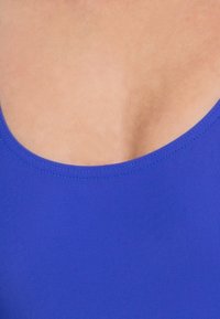 Blauwe badpak met een ronde halslijn, voorzien van een gladde textuur en gelijkmatige stiksels. De kleur is levendig, zonder zichtbare patronen of versieringen.