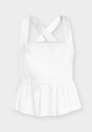 Λευκό γυναικείο τοπ χωρίς μανίκια με λουριά που διασταυρώνονται και σούρες στο τελείωμα peplum, εμφανίζεται από μπροστά σε φωτεινό φόντο.