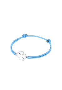 Blaue Schnurarmband mit einem silbernen Glücksklee-Anhänger, der eine glatte Oberfläche und ausgestanzte Details auf jedem Blatt aufweist.