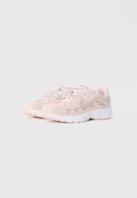 Lys rosa joggesko med mesh og syntetiske materialer, rund silhuett, snøringsdesign og sølvfarget Nike swoosh-detalj.