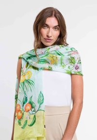 Lettert tørklæde med en mintgrøn baggrund og livlige blomster- og frugtprint i nuancer af gul, orange og grøn.