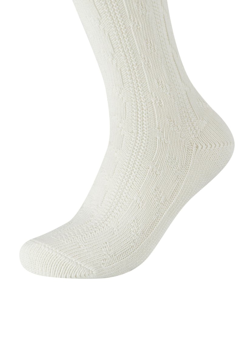 Weißer gestrickter Socken mit einem strukturierten Muster, der eine abgerundete Zehe und ein geripptes Bündchen aufweist, welches feine Nähte zeigt.