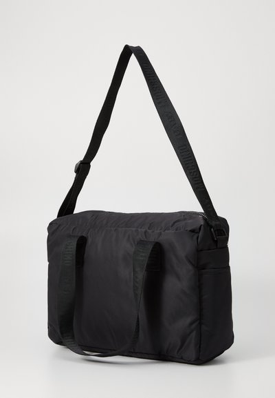 Borsa a tracolla nera imbottita con manici doppi, tracolla regolabile e chiusura con zip. Tessuto liscio e resistente senza motivi visibili.