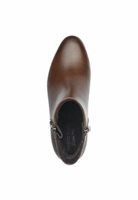 Bottine en cuir brun avec une finition lisse, bout pointu, fermeture éclair sur le côté et accent en cuir texturé. L'intérieur est doté d'un doublure douce.