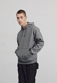 Carhartt WIP HOODED CHASE - Jersey con capucha - dark grey heather/gold