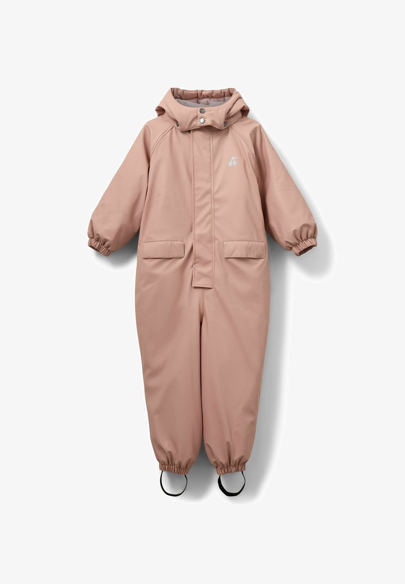 Nepremokavý ružový detský overal s kapucňou, elastickými manžetami, predným zapínaním na cvoky, dvoma veľkými vreckami a malým logom na hrudi.