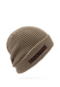 Bonnet en tricot gaufré marron avec un revers et une étiquette de logo bordeaux arborant le nom de la marque "VOLCOM". Fabriqué en matériau doux et texturé.