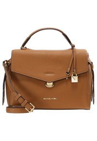 Sac à main en cuir marron à texture granuleuse, au design structuré, avec une anse supérieure, une bandoulière amovible, des garnitures en métal doré et un détail de verrou.