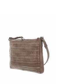 Braune Leder-Crossbody-Tasche mit vertikalen Nähten, flacher Form, verstellbarem Tragegurt und silbernen Hardware-Detaillementen. Glatte Textur.