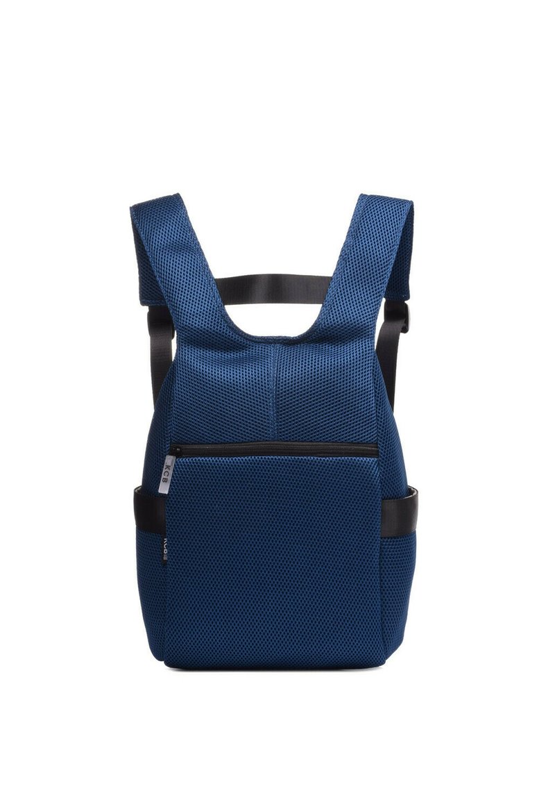 Mochila azul marino con tejido de malla, correas anchas y acolchadas, un bolsillo frontal con cremallera y un bolsillo lateral, que presenta una superficie texturizada.