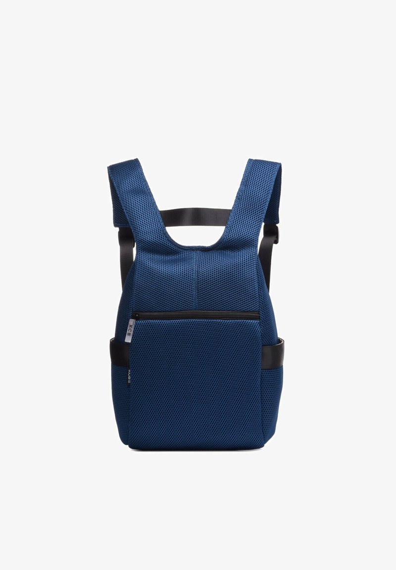 Mochila azul marino con tejido de malla, correas anchas y acolchadas, un bolsillo frontal con cremallera y un bolsillo lateral, que presenta una superficie texturizada.
