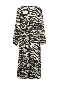 Langes Kleid mit schwarz-weißem Zebramuster, langen Ärmeln mit elastischen Bündchen und geraffter Taille, von hinten gezeigt.