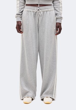 adidas Originals, GRAPHIC LOOSE PANTS - Долнище на анцуг - medium grey heather