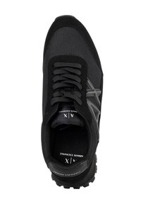 Baskets noires Armani Exchange avec dessus en mesh et suède, lacets à l'avant, semelle intérieure et languette de talon marquées, vues de dessus.