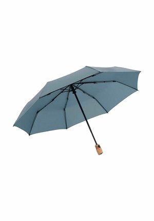 Blauer offener Regenschirm mit schwarzem Gestell und Holzgriff, isoliert auf weißem Hintergrund.