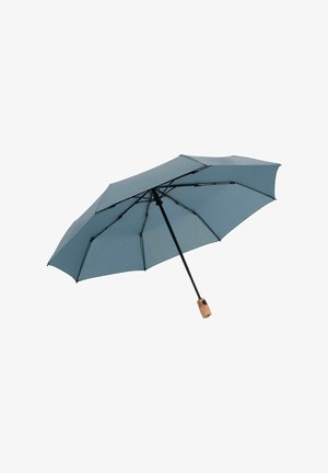 Blauer offener Regenschirm mit schwarzem Gestell und Holzgriff, isoliert auf weißem Hintergrund.