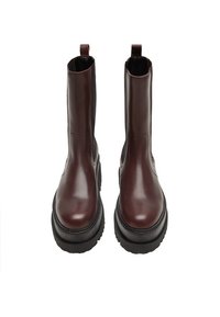 Bottines en cuir bordeaux avec une surface lisse, des panneaux élastiques sur les côtés et des semelles noires épaisses. Elles sont équipées de tirettes pour un enfilage facile.