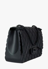 Borsa a tracolla nera trapuntata con una forma strutturata, realizzata in materiale simil-gomma. Presenta una tracolla a catena e una chiusura con fibbia prominente.