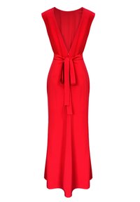 Długa czerwona sukienka o głębokim dekolcie w kształcie litery V i bez rękawów. Posiada wiązanie w talii oraz zwiewną spódnicę, która sięga do podłogi. Gładka faktura.