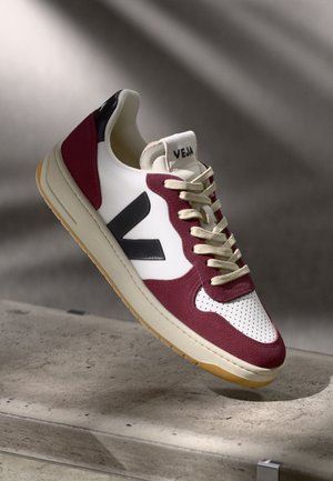 V 10  - Trainers - white/black/amarante