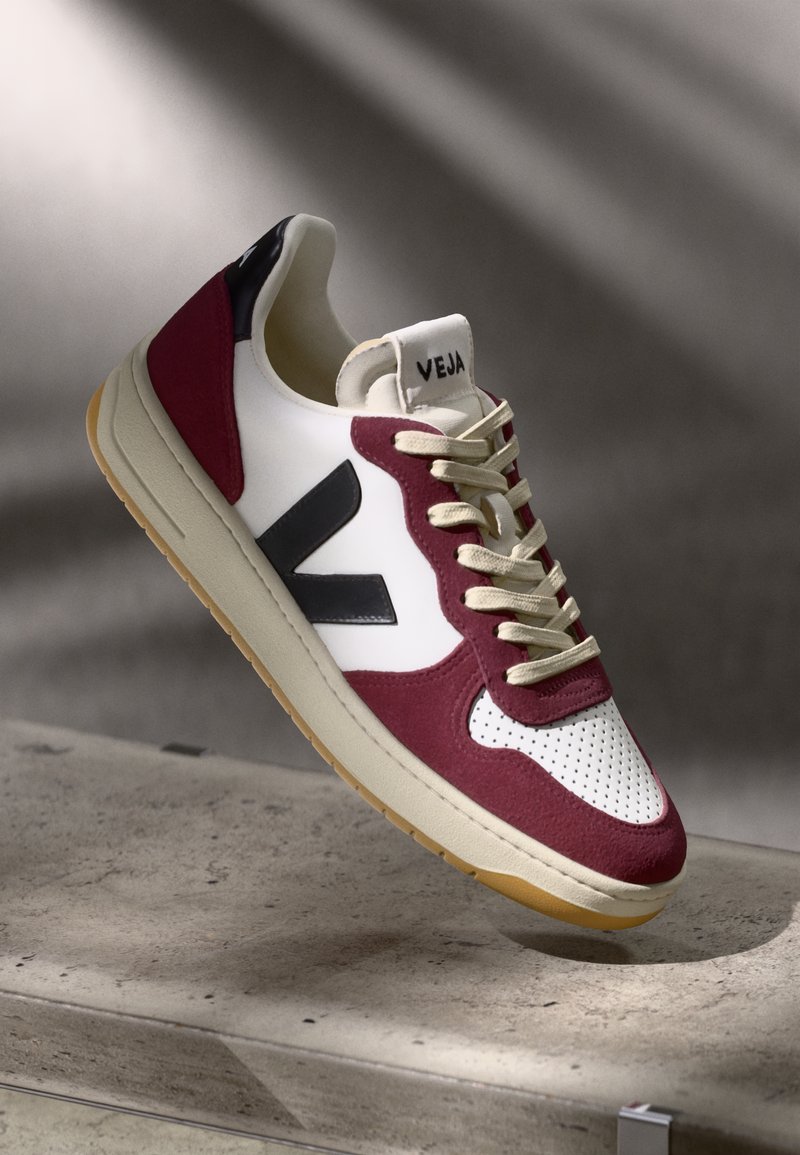 Bordeaux og hvite sneakers med lær og semsket skinn, perforert tå, svarte detaljer, beige snøring og beige såle. Har V-logo design.