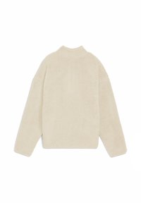 Crème-kleurige, zachte fleece pullover met een hoge kraag, verlaagde schouders en een relaxte pasvorm. Zachte textuur, eenvoudig ontwerp zonder versieringen.