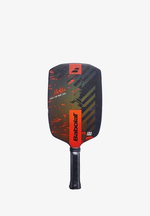 Babolat SIRKR+ padel med et sort og orange design, tekstureret overflade, ergonomisk greb og en bred rektangulær form til spil.