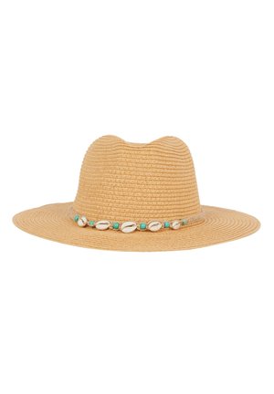 Breedgerande strohoed in een tan kleur met een decoratieve band van witte schelpen en turquoise kralen rond de basis van de hoedkroon.